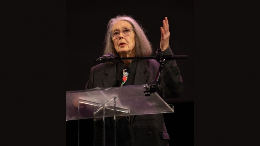 Anne Carson 2024 m. Nacionalinių knygos apdovanojimų ceremonijoje. Nuotr. &scaron;altinis: wikipedia.org