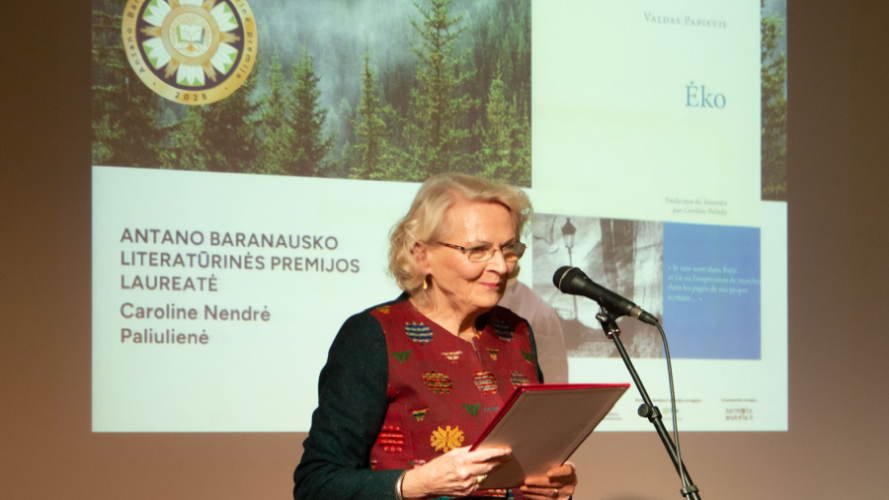 Antano Baranausko literatūrinės premijos laureatė Caroline Nendrė Paliulienė. Anyk&scaron;čių r. L. ir S. Didžiulių vie&scaron;osios bibliotekos nuotr.